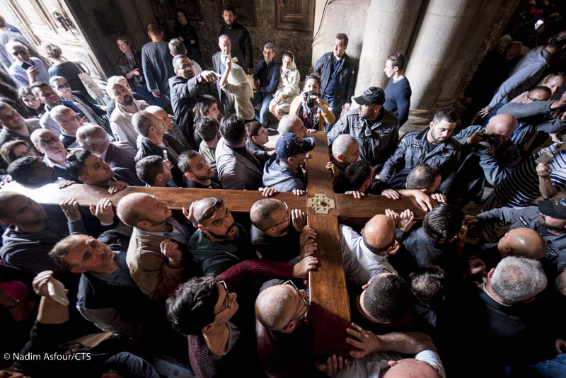 Una folla di fedeli commemora la Passione di Gesù