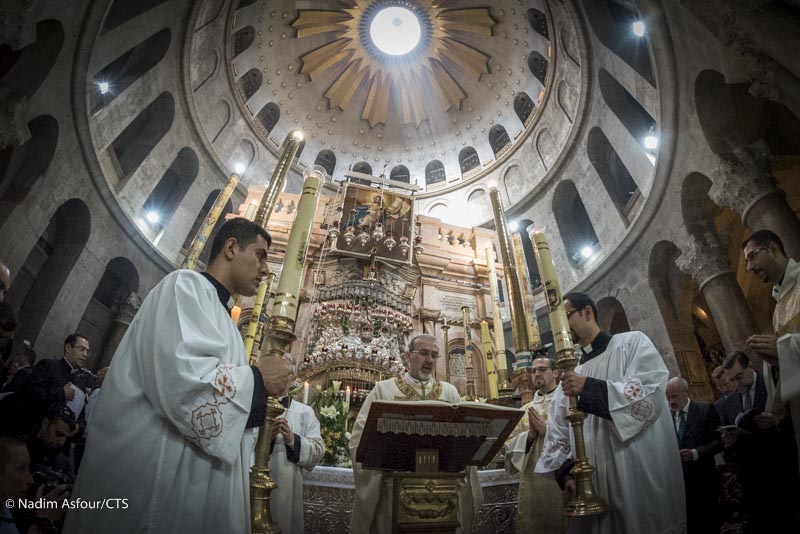 Davanti al Sepolcro vuoto per dire al mondo che Cristo è risorto