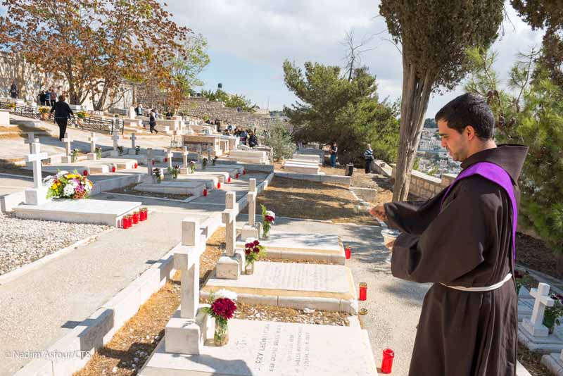 Ai cimiteri del Monte Sion per la commemorazione dei defunti