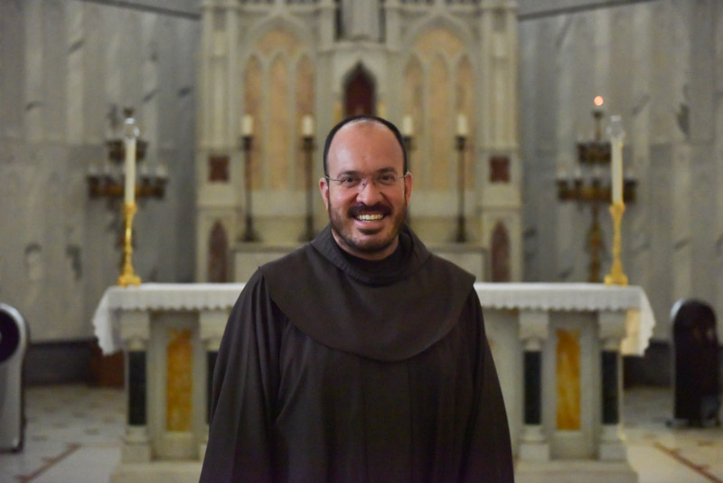 La Custodia di Terra Santa oggi: Fr. Agostino con i migranti di Giaffa